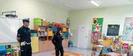 Policjanci KMP Siedlce odwiedzili przedszkolaków z grupy 3-4 latków.