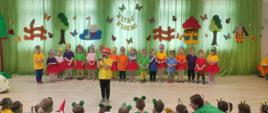 Dzieci w kolorowych strojach witają wiosną 