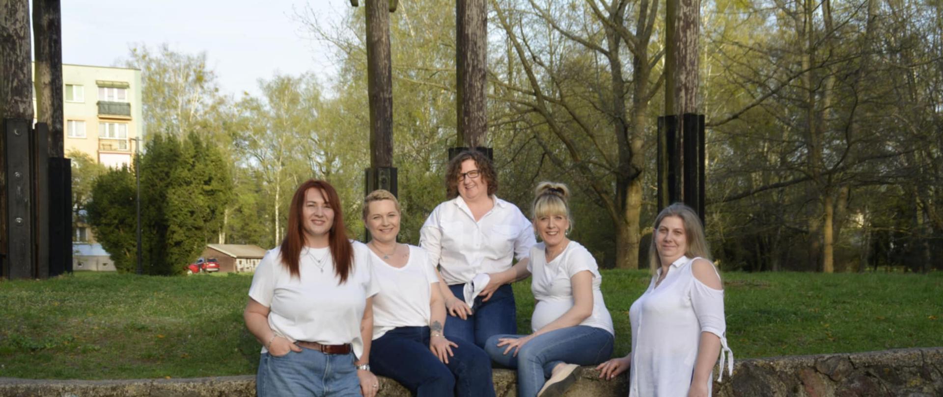 Pięć kobiet pozuje do zdjęcia