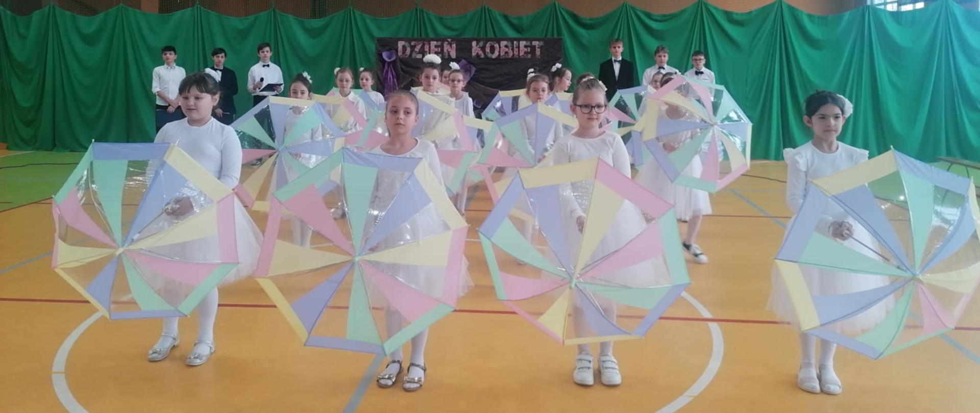 dziewczynki tańczą