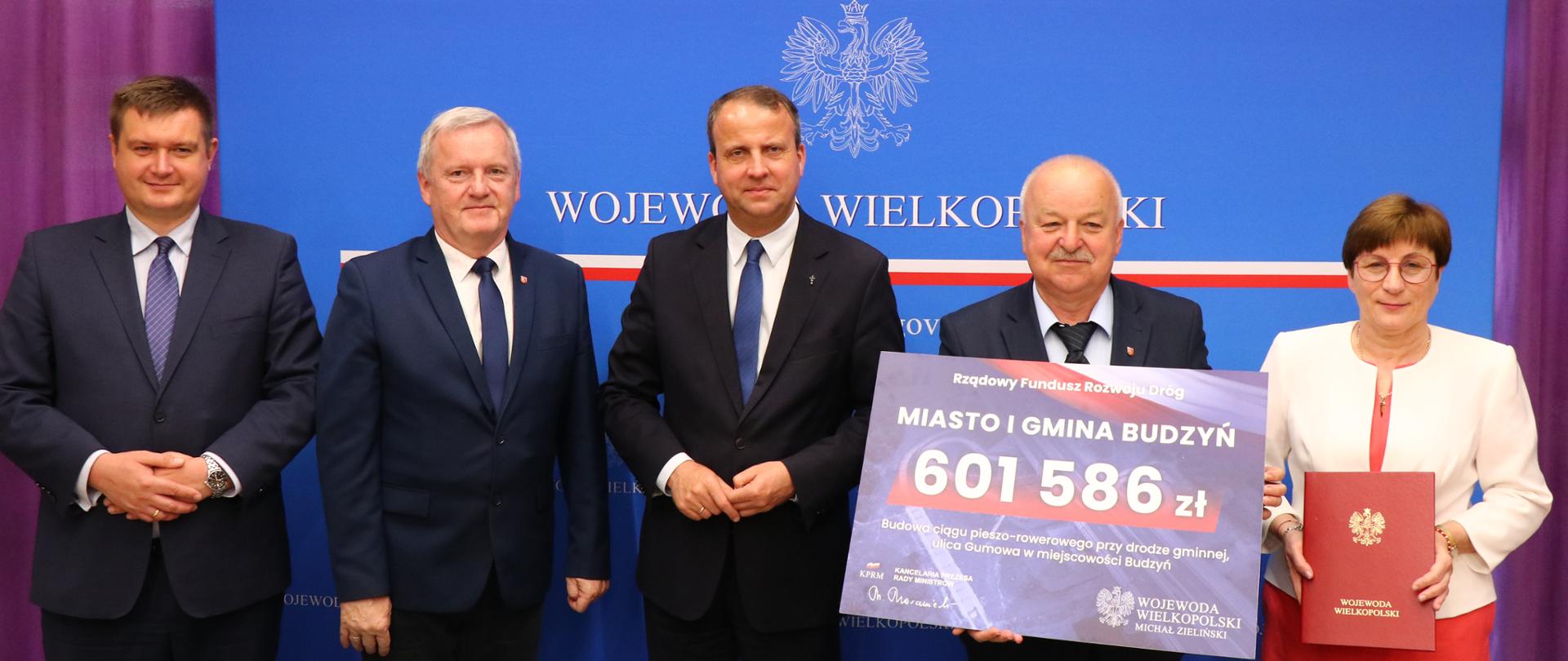 Pięć osób stojących obok siebie, 4 mężczyzn i jedna kobieta