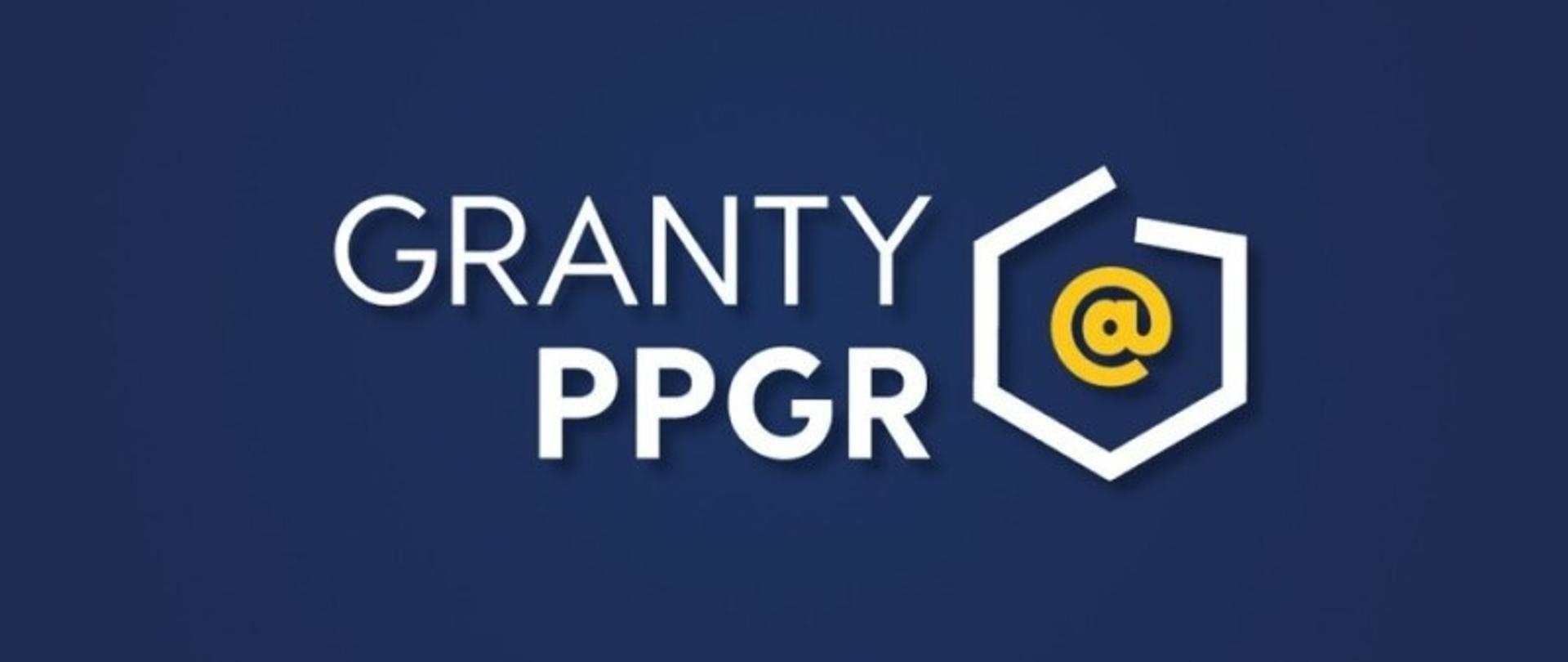Biały napis granty PPGR wraz z lotogypem w kształcie mapy Polski i znaku małpy na granatowym tle