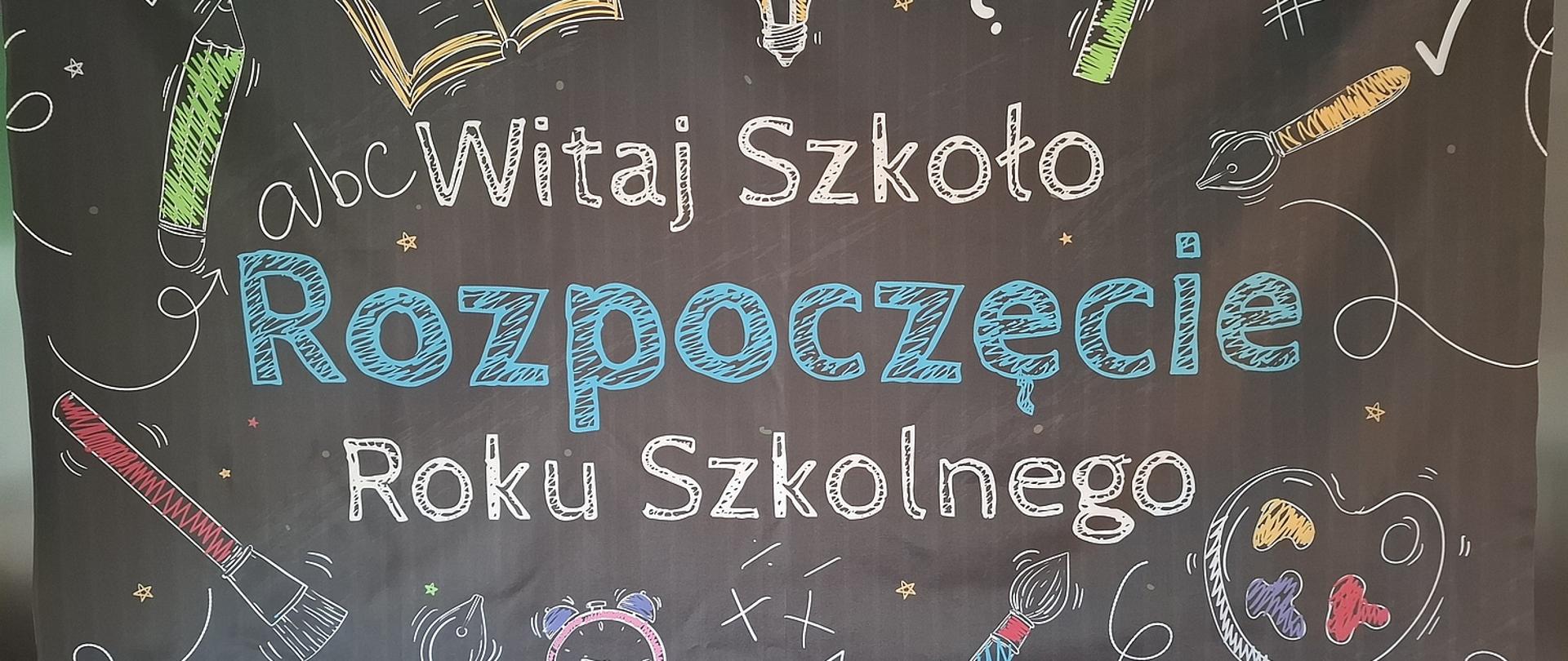 Czarne tło, na którym widnieje odręczny napis kredą: "Witaj Szkoło Rozpoczęcie Roku Szkolnego". Rysunki dookoła przedstawiają motywy związane ze szkołą, takie jak książki, globus, pędzle i paletę z farbami.