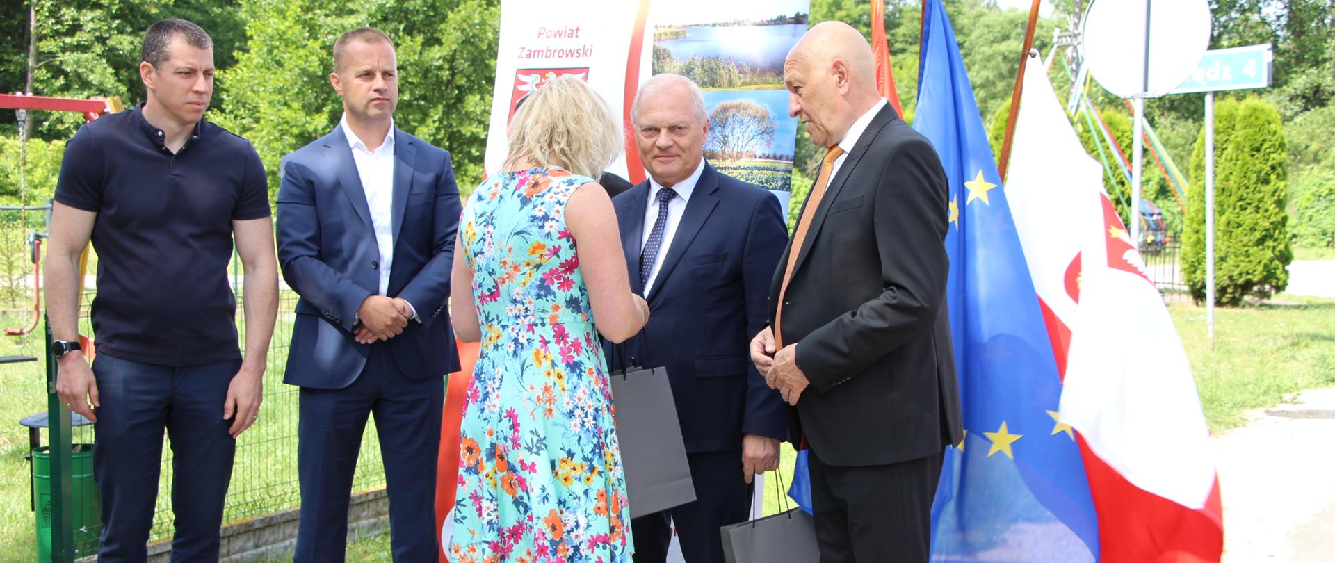 Pani sołtys wręcza upominki Staroście i Wiceministrowi