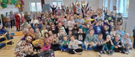 Grupowe zdjęcie klas 1-3 z iluzjonistą Dawidem