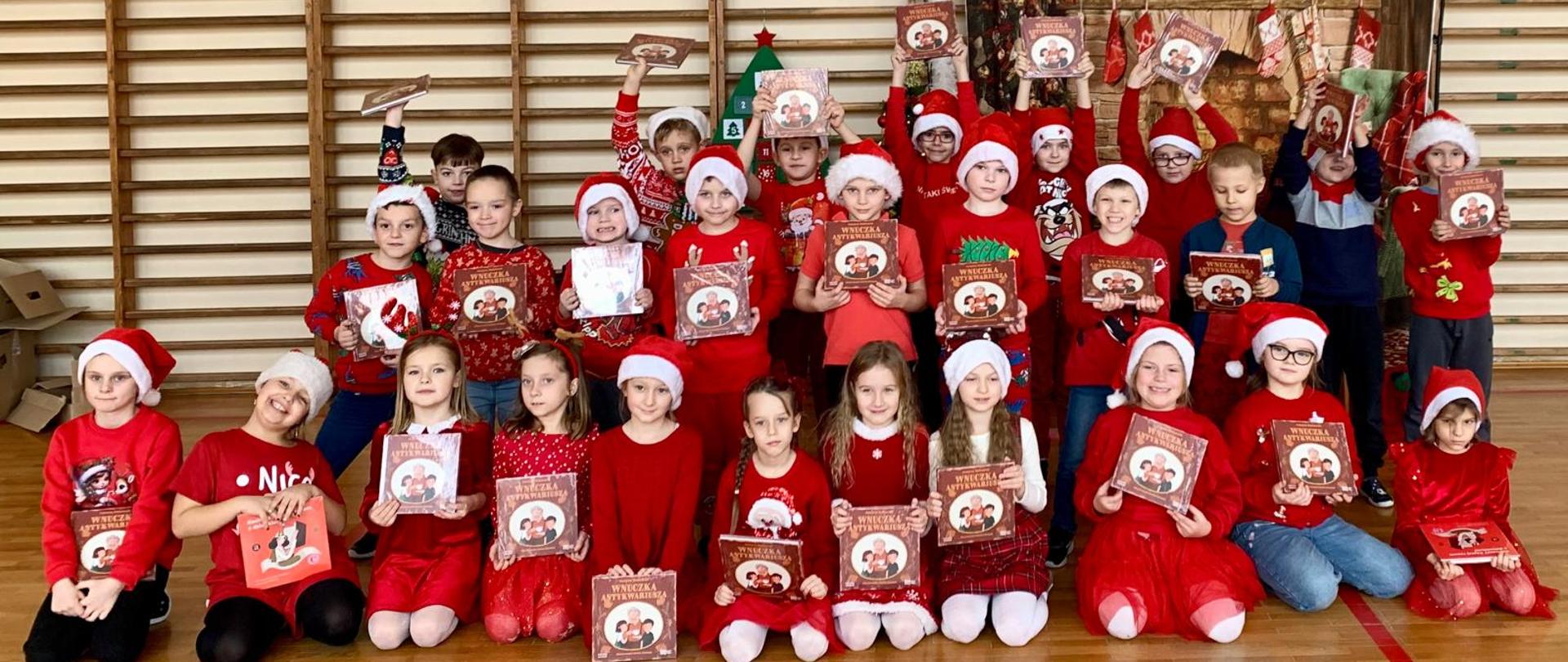 Uczniowie klas pierwszych z książkami "Wnuczka antykwariusza".