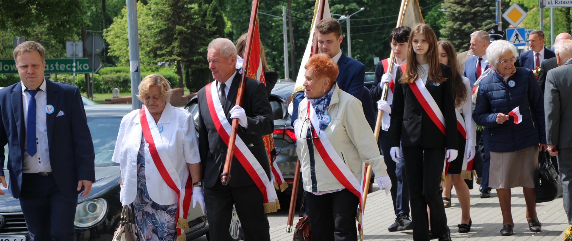 Poczty sztandarowe oraz uczestnicy podczas uroczystości obchodów 77. rocznicy zakończenia II Wojny Światowej oraz 10-lecia działalności Stowarzyszenia Dzieci Wojny w Przemkowie 