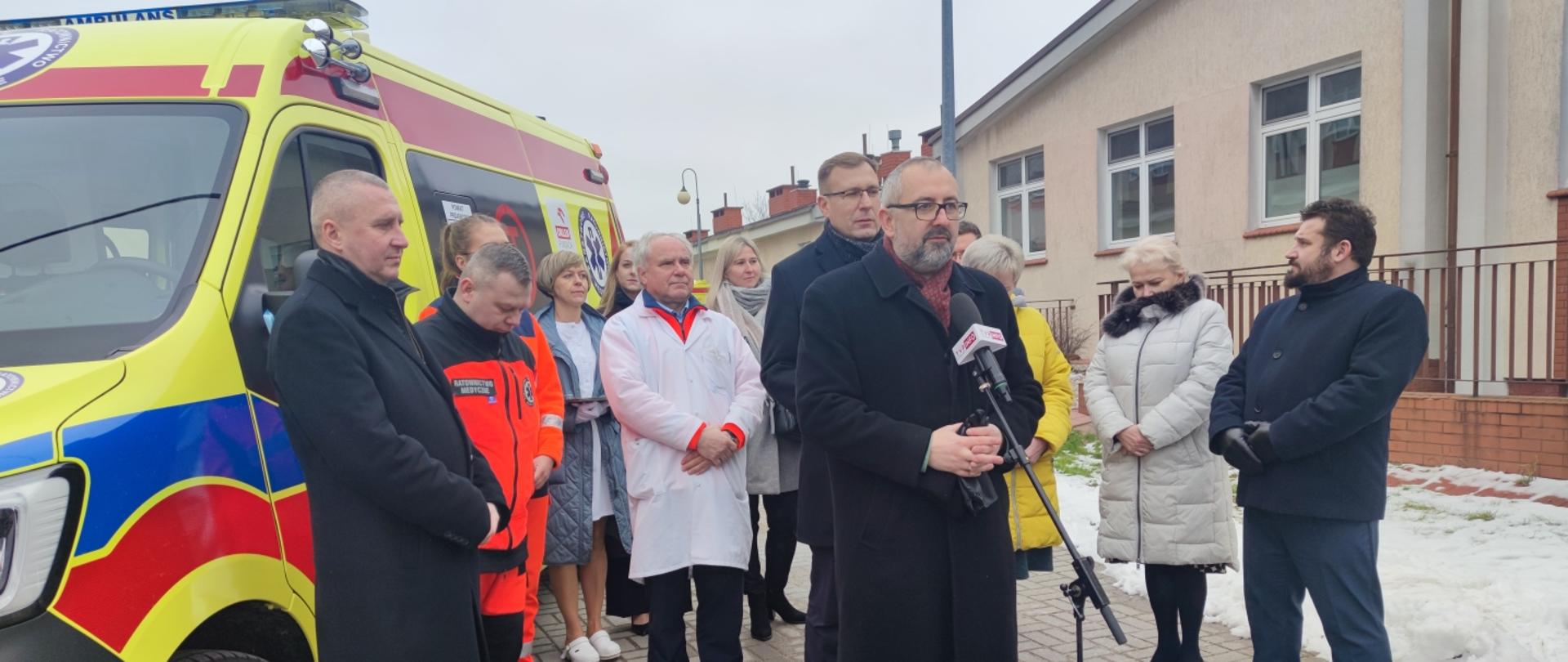 Na zdjęciu przedstawiciele Powiatu Przasnyskiego, Minister oraz kadra zarządzająca przasnyskim szpitalem podczas konferencji prasowej.