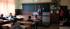 Prowadzący część teoretyczną tłumaczy uczniom jak wypełnić formularz testowy