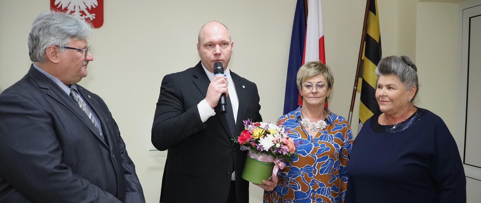 Podczas dzisiejszej sesji Rady Powiatu, w imieniu władz samorządowych Powiatu, Starosta Krzysztof Kazaniecki, Wicestarosta Marzanna Wardziejewska i Przewodniczący Rady Powiatu Piotr Rant wręczyli Pani Alicji Iwaniuk serdeczne gratulacje wraz z wyrazami najwyższego uznania za zdobycie I miejsca w eliminacjach powiatowych oraz II miejsca w eliminacjach wojewódzkich w plebiscycie Gazety Olsztyńskiej „Lekarz Rodzinny Roku” 🙂