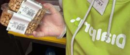 Uczennica pozują do zdjęcia w miejscu pracy - w sklepie