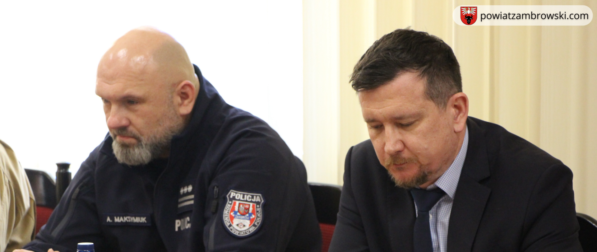 od lewej Komendant Powiatowy Policji w Zambrowie oraz Szymon Hajduk - Dyrektor Departamentu Pomocy Socjalnej Urzędu do Spraw Cudzoziemców (UdSC)