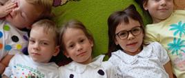 Dzieci pozują do zdjęcia