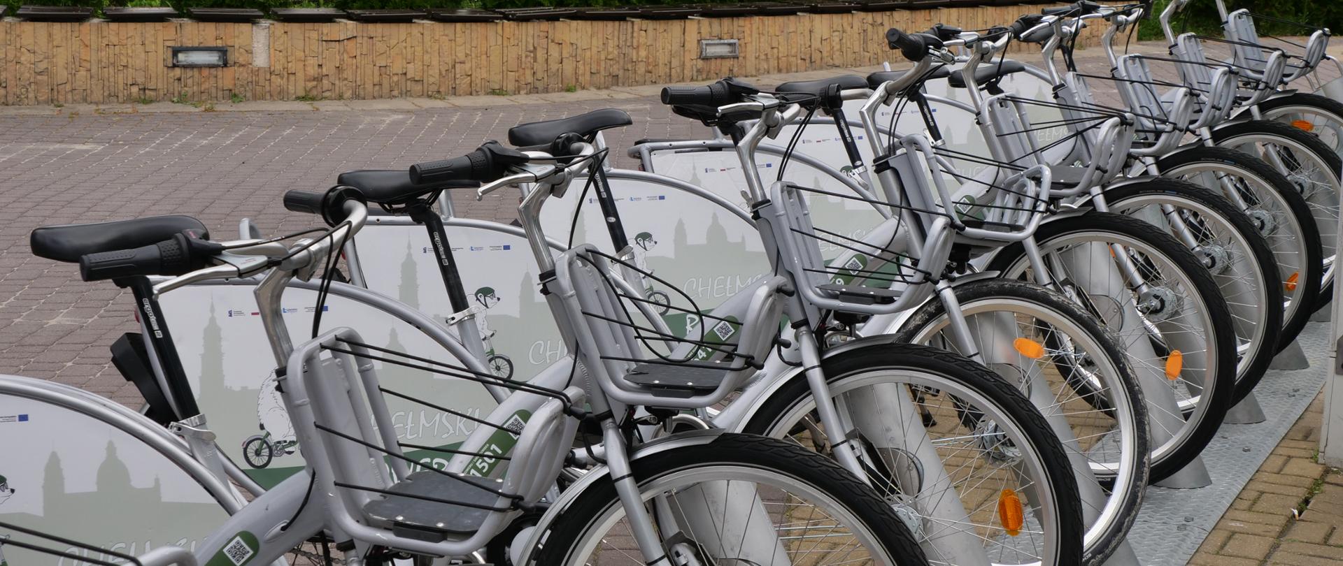 Zdjęcie przedstawia rowery miejskie zamontowane na Placu Gdańskim
