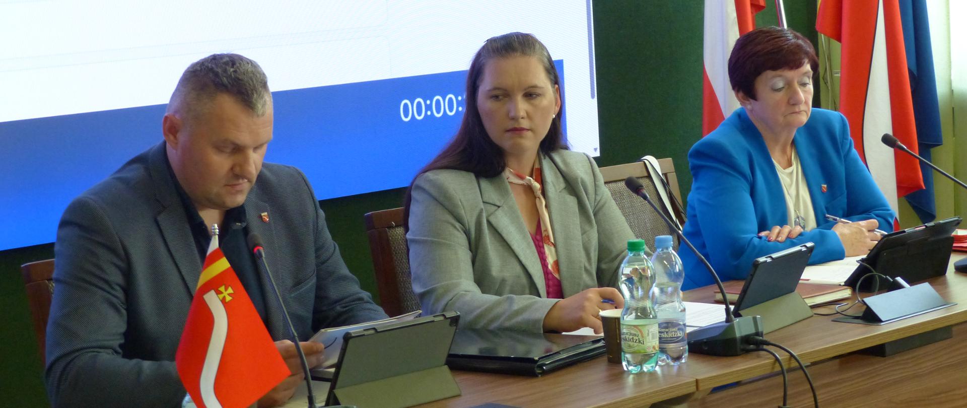 Prezydium Rady Powiatu Proszowickiego podczas obrad XXXII Sesji Rady
