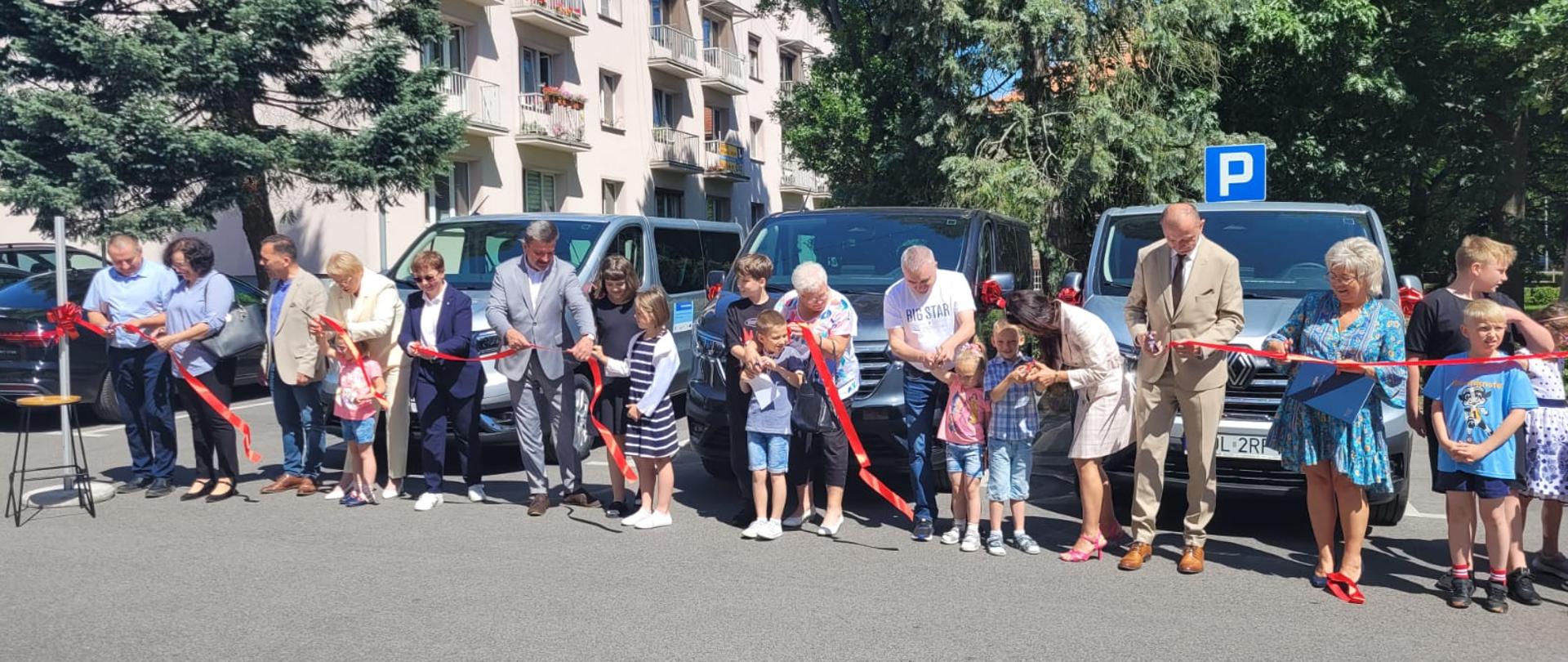 Uroczyste przekazanie samochodów dla rodzinnej pieczy zastępczej z powiatu oleskiego.
