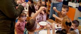 Przedszkolaki w trakcie warsztatów robienia kul dla ptaków 