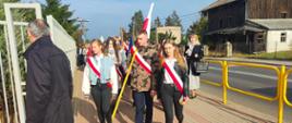 Po mszy uczestnicy uroczystości przemaszerowali ulicami miasta przed budynek szkoły, gdzie odsłonięto tablicę upamiętniającą jubileusz 70-lecia szkoły