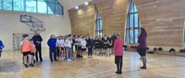 Na sali gimnastycznej szkoły w Maciejowej prezentują się drużyny 4 szkół