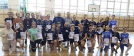 kobiety w strojach sportowych i mężczyźni wspólnie pozują do wspólnego zdjęcia 