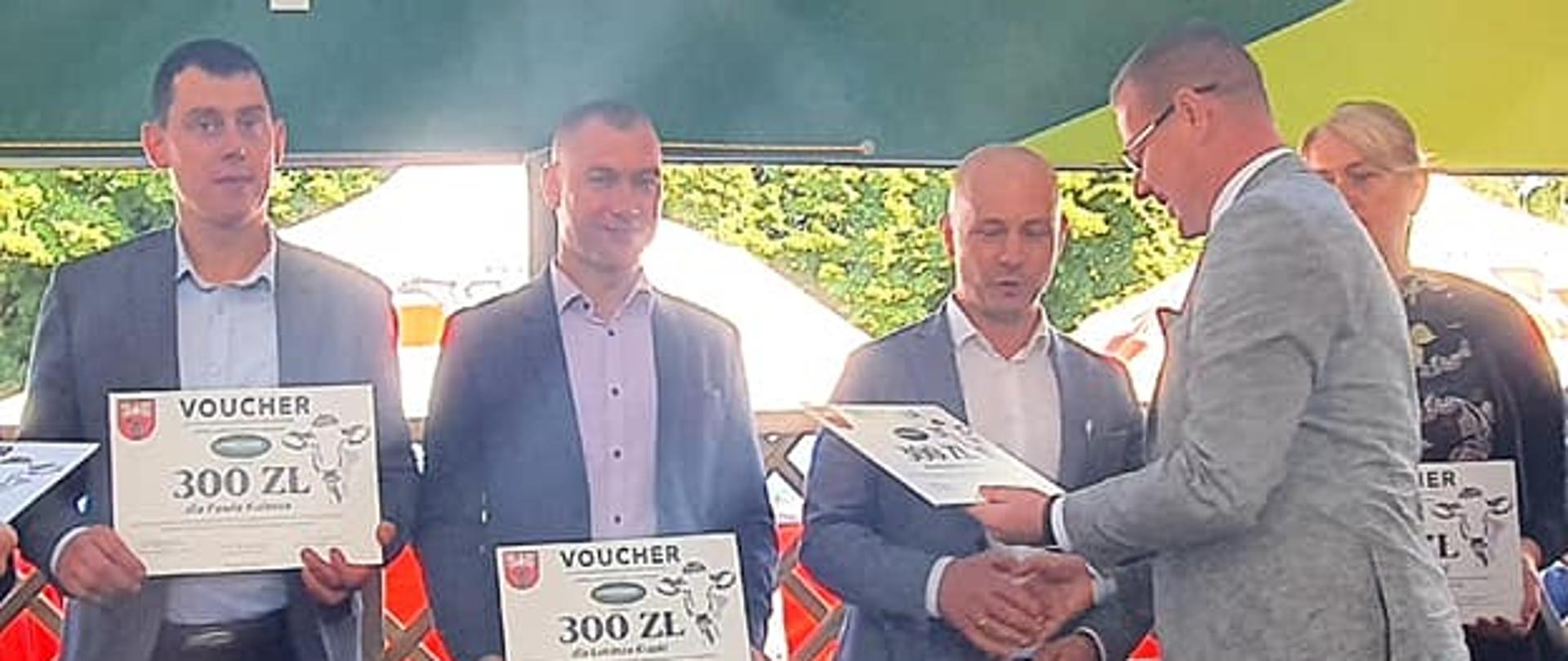 Wicestarosta Zambrowski wręcza vouchery laureatom wystawy