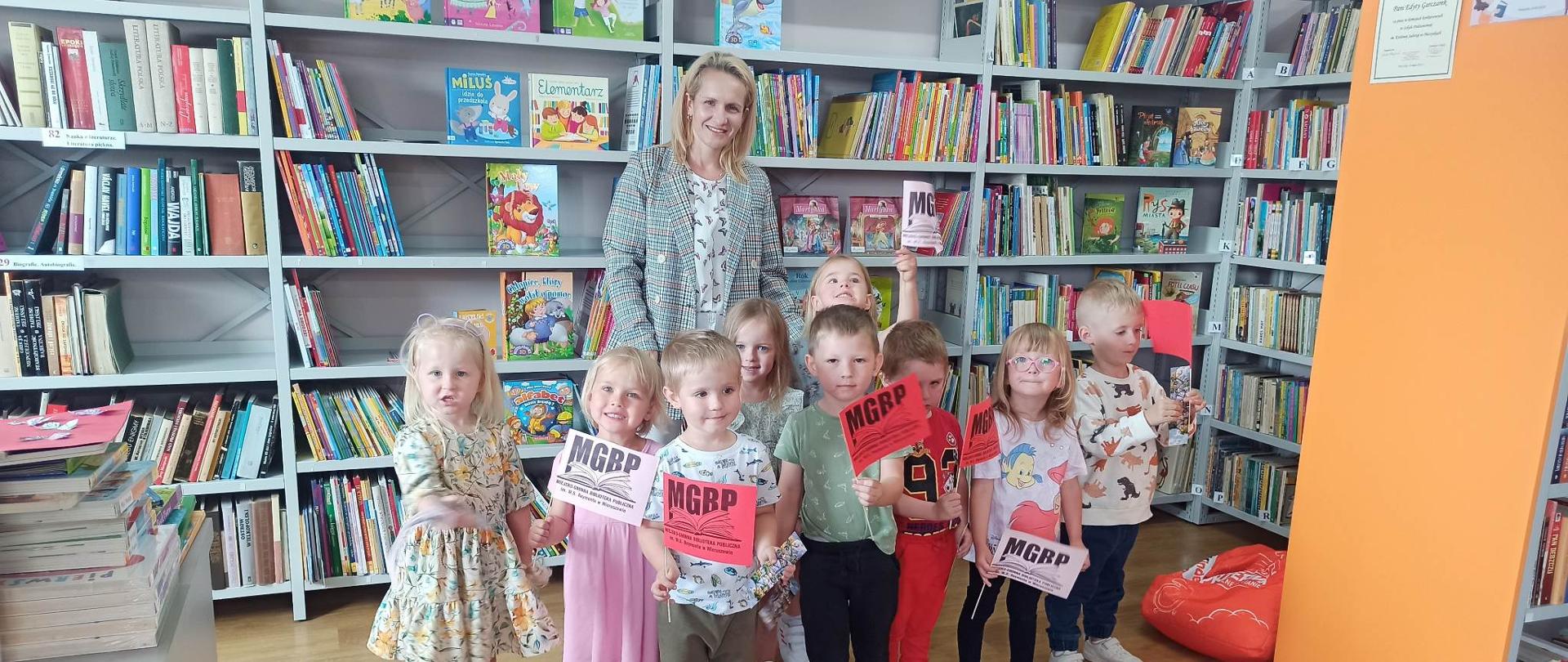 Wspólne zdjęcie Żabek z panią bibliotekarką