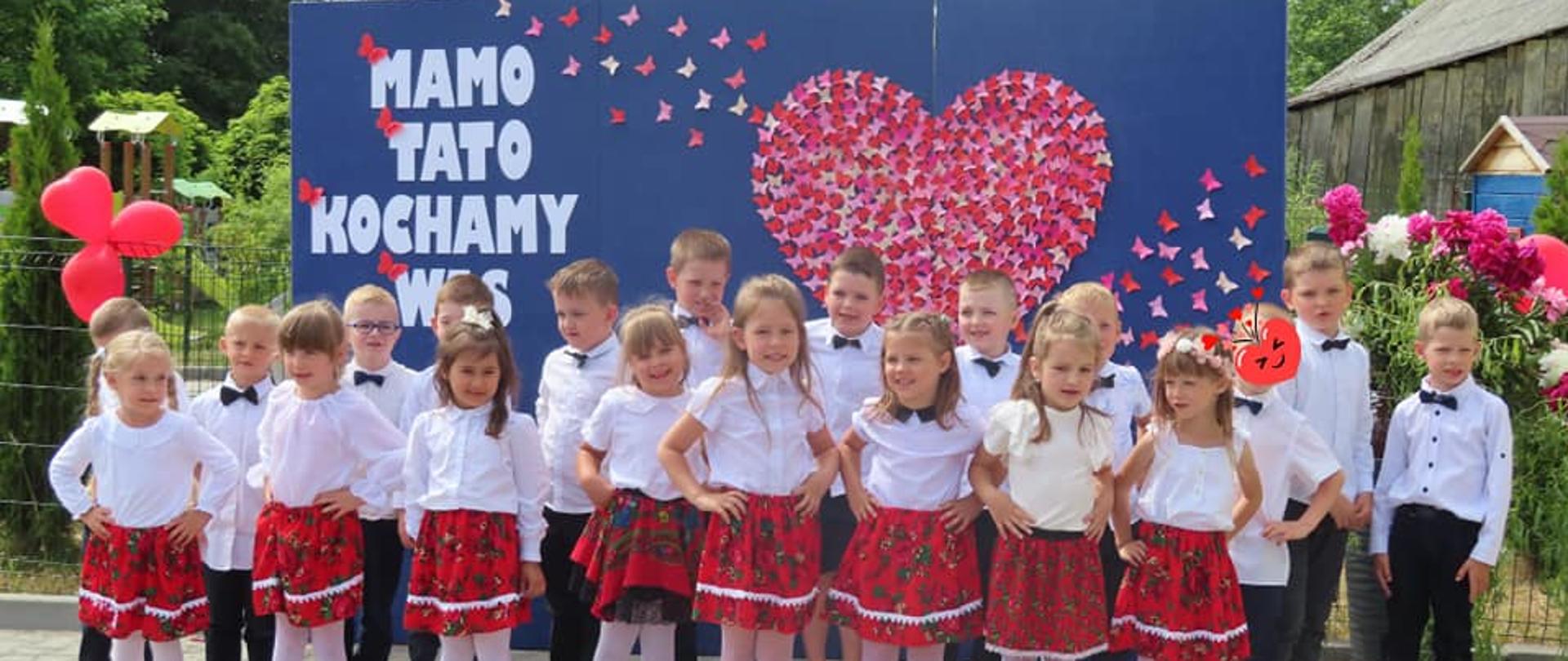 przedszkolaki podczas występów zorganizowanych w ramach dnia rodziny