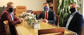 Starosta konecki Grzegorz Piec i starosta jędrzejowski Paweł Faryna oraz członek zarządu Jarosław Staciwa