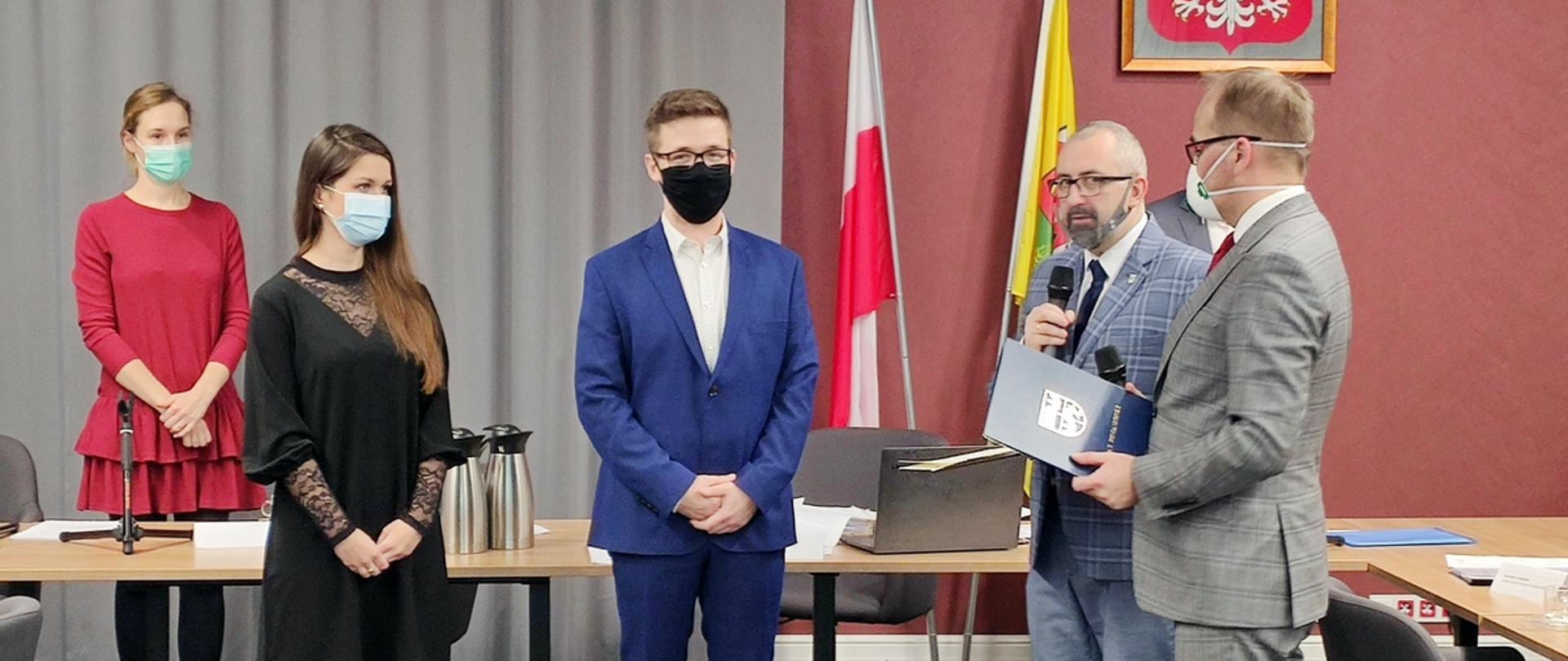 Zdjęcie przedstawia wręczenie stypendiów Starosty Przasnyskiego podczas Sesji Rady Powiatu Przasnyskiego. Od lewej strony Wiceprzewodnicząca Rady Powiatu Przasnyskiego Katarzyna Wróblewska, stypendystka Weronika Grabowska, stypendysta Łukasz Grabowski, Starosta Przasnyski Krzysztof Bieńkowski, Przewodniczący Rady Powiatu Przasnyskiego Paweł Szczepkowski.