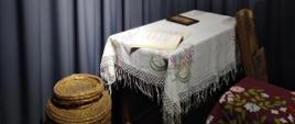 Wnętrze Izby Regionalnej - święty kąt: nad stolikiem wisi ikona przyozdobiona tradycyjnym ręcznikiem