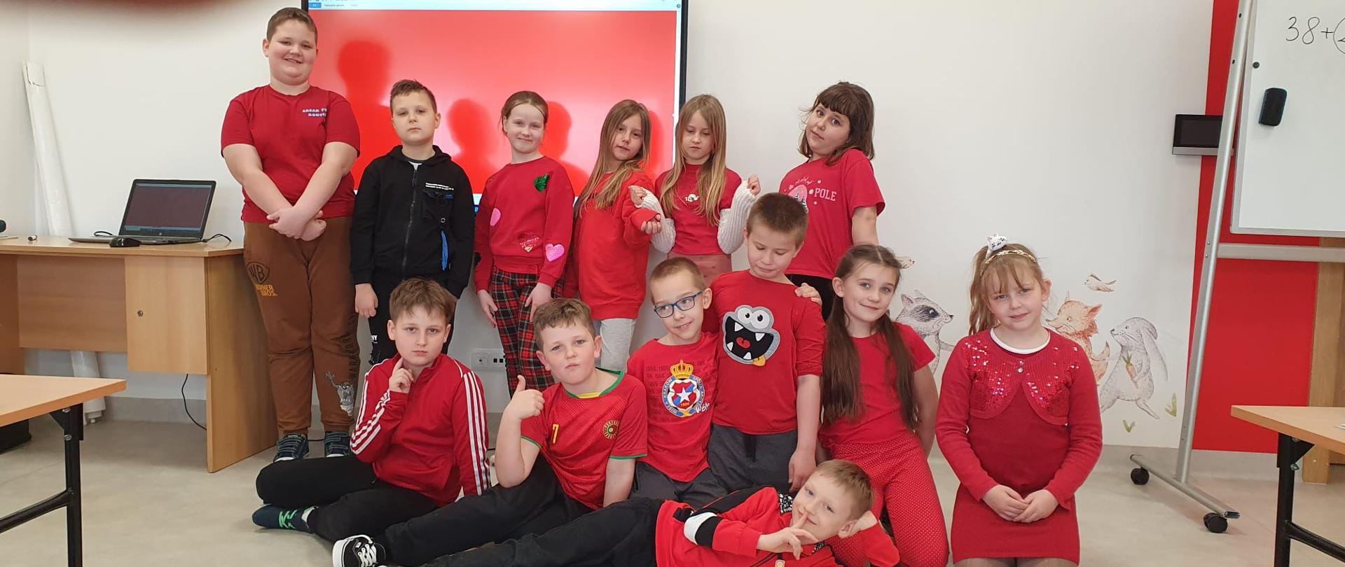 dzieci w kolorowych ubraniach