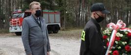 Starosta Grzegorz Piec wręczający wiązankę kwiatów