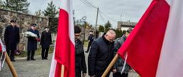 Przedstawiciele władz lokalnych oddają hołd