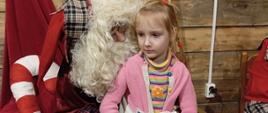 Dzieci pozują do zdjęcia z mężczyzną przebranym za Mikołaja