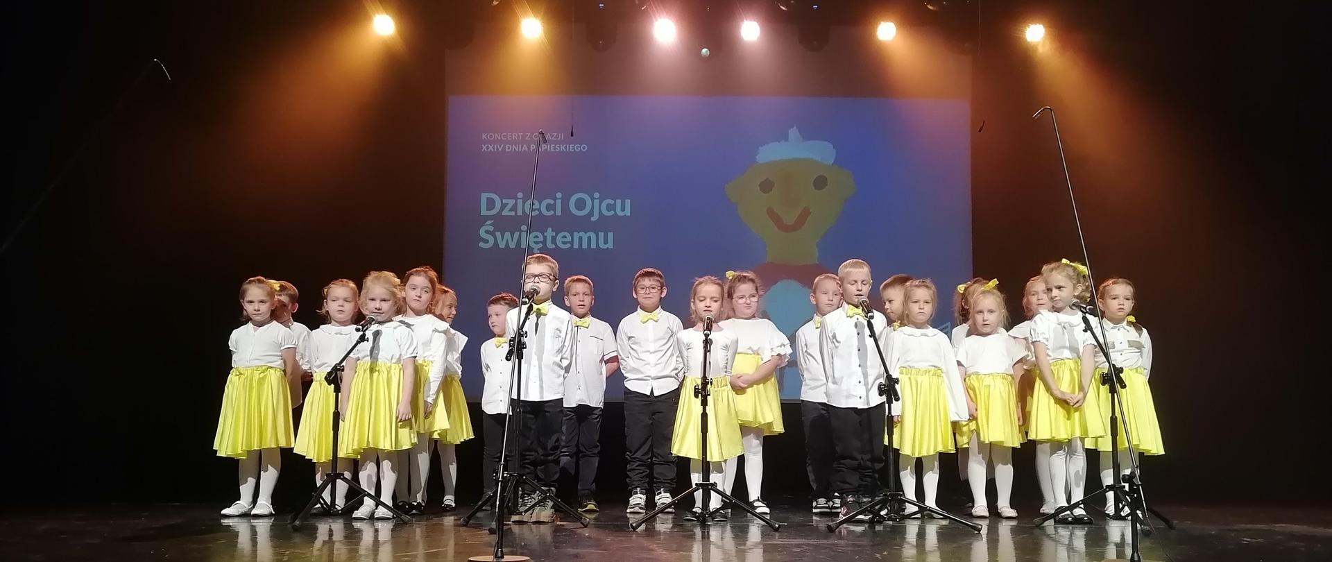Grupa dzieci na scenie