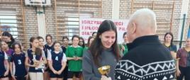 Moment wręczania medali i statuetek