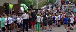 Otwarcie zawodów - na scenie wita wszystkich Burmistrz Miasta Hajnówka, u dołu sceny stoją uczestnicy
