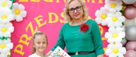 Dyrektor Ewelina Dorota Durzyńska pozuje do zdjęcia z absolwentami przedszkola