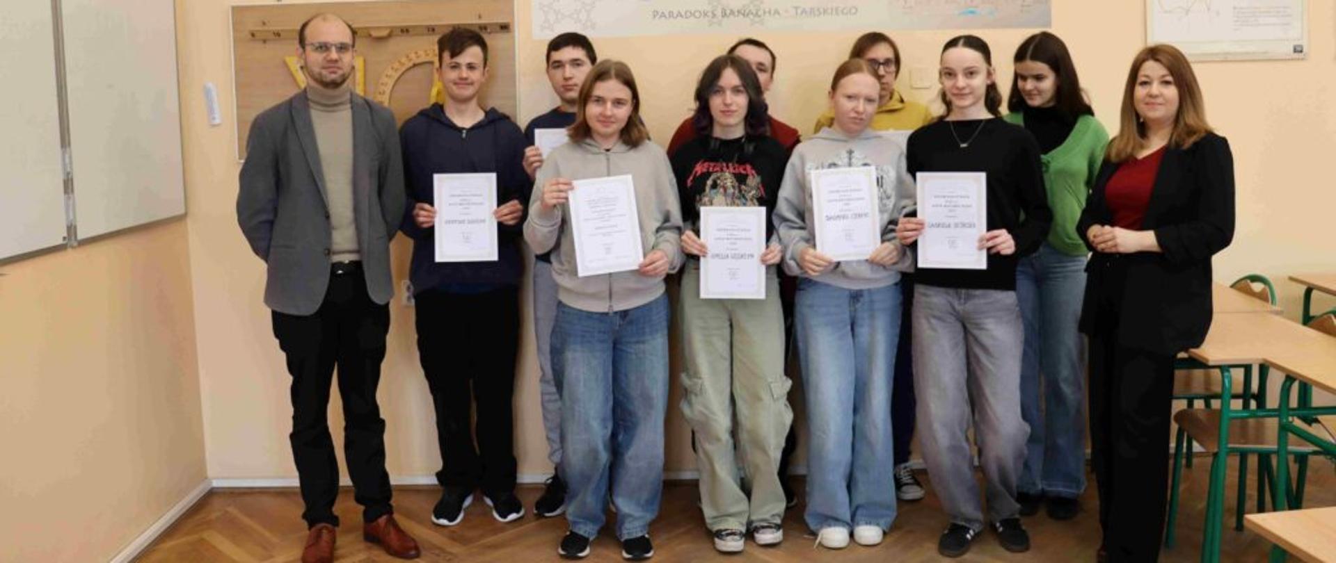 Uczniowie wraz z dyrektorem i nauczycielem