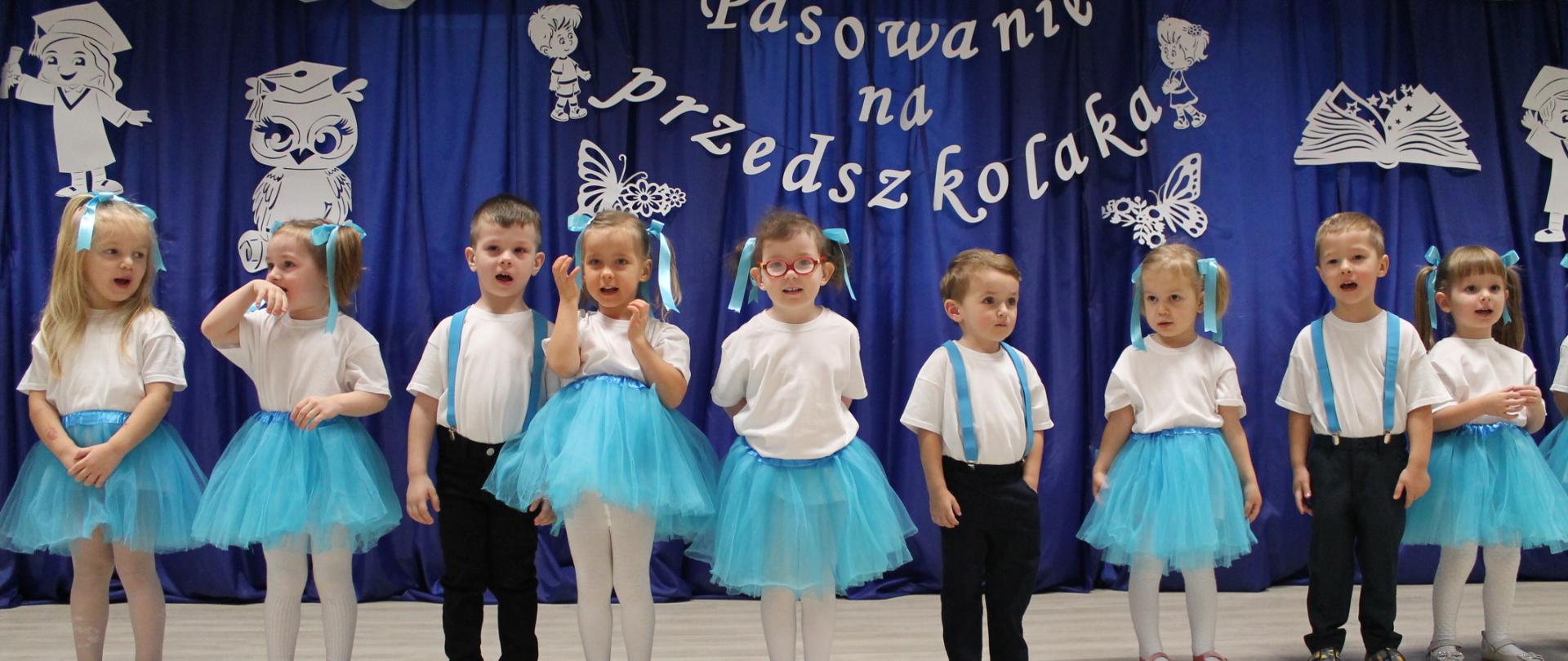 Dzieci w odświętnych ubraniach