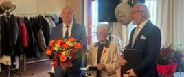 Na zdjęciu Wicestarosta Dąbrowski wraz z jubilatką