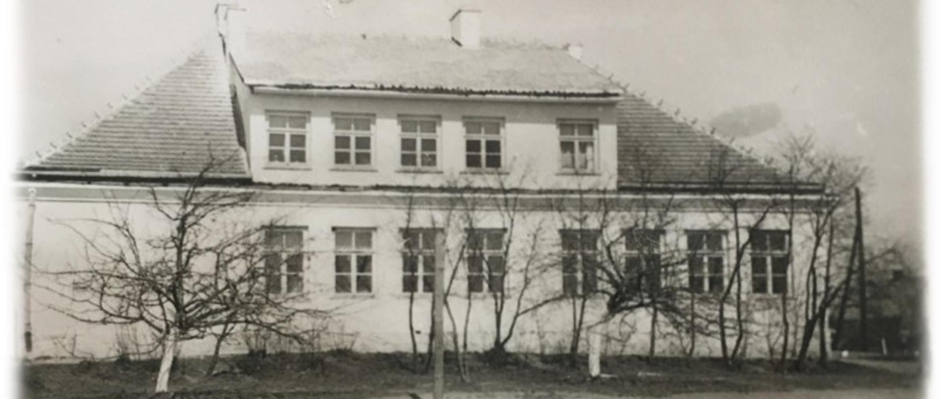 Budynek szkoły w Żarnowie z lat 50-tych