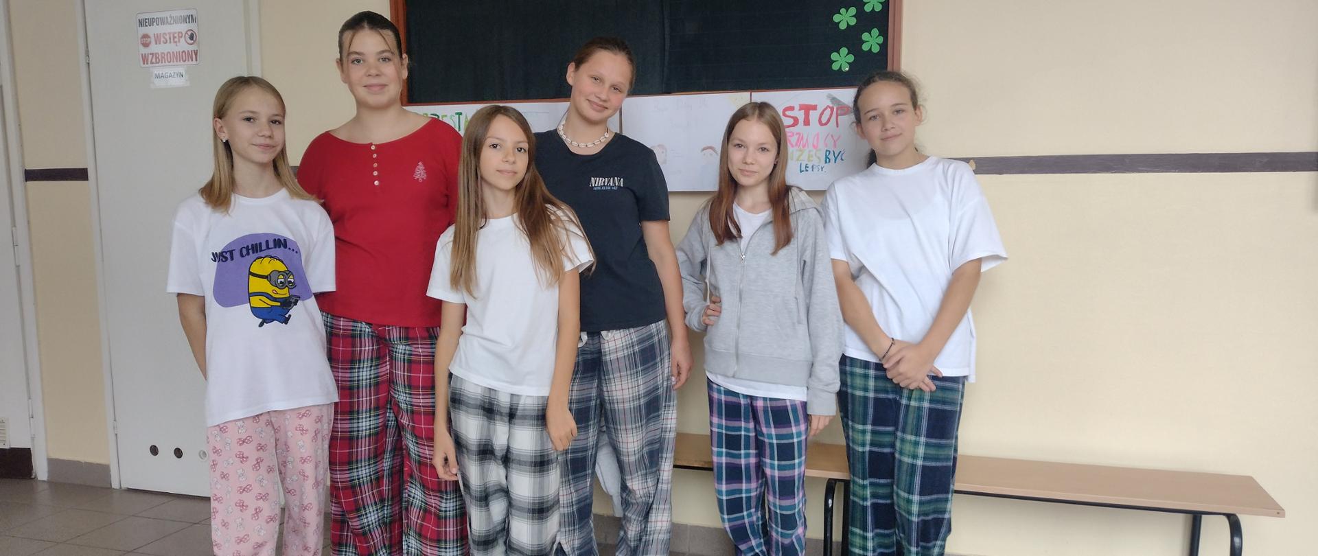 Uczniowie szkoły w piżamach podczas obchodzenia Dnia Piżamy.