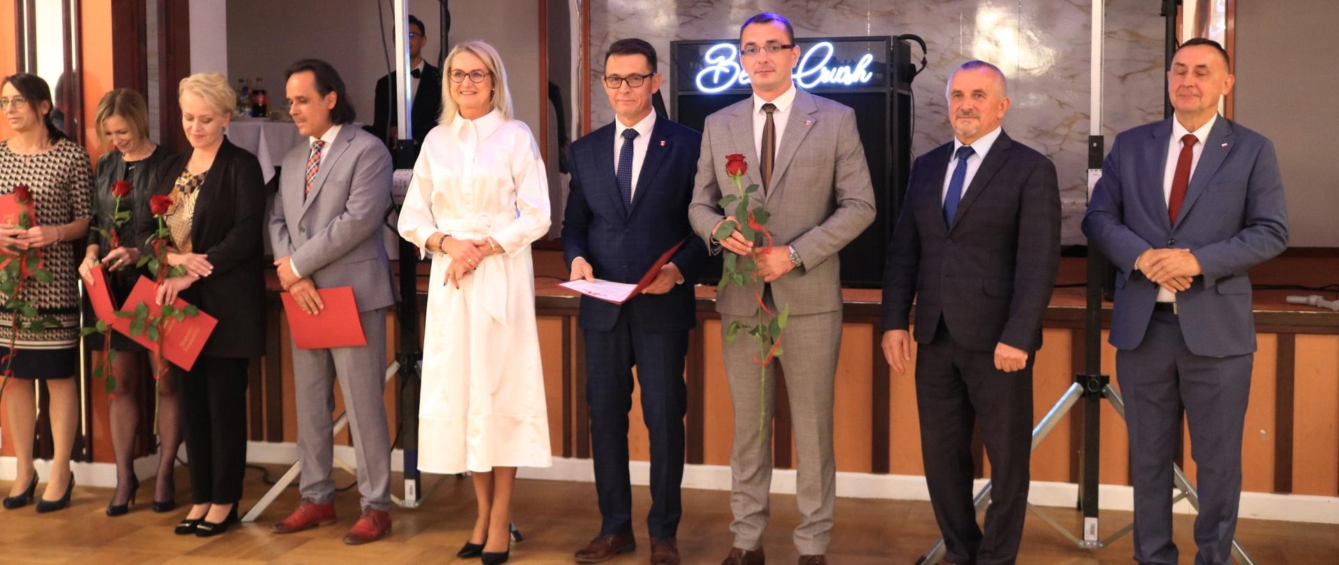 Zdjęcie przedstawia Starostę Kraśnickiego Pawła Kudrela z nauczycielami oraz z zaproszonymi gośćmi podczas wręczania nagród Starosty.