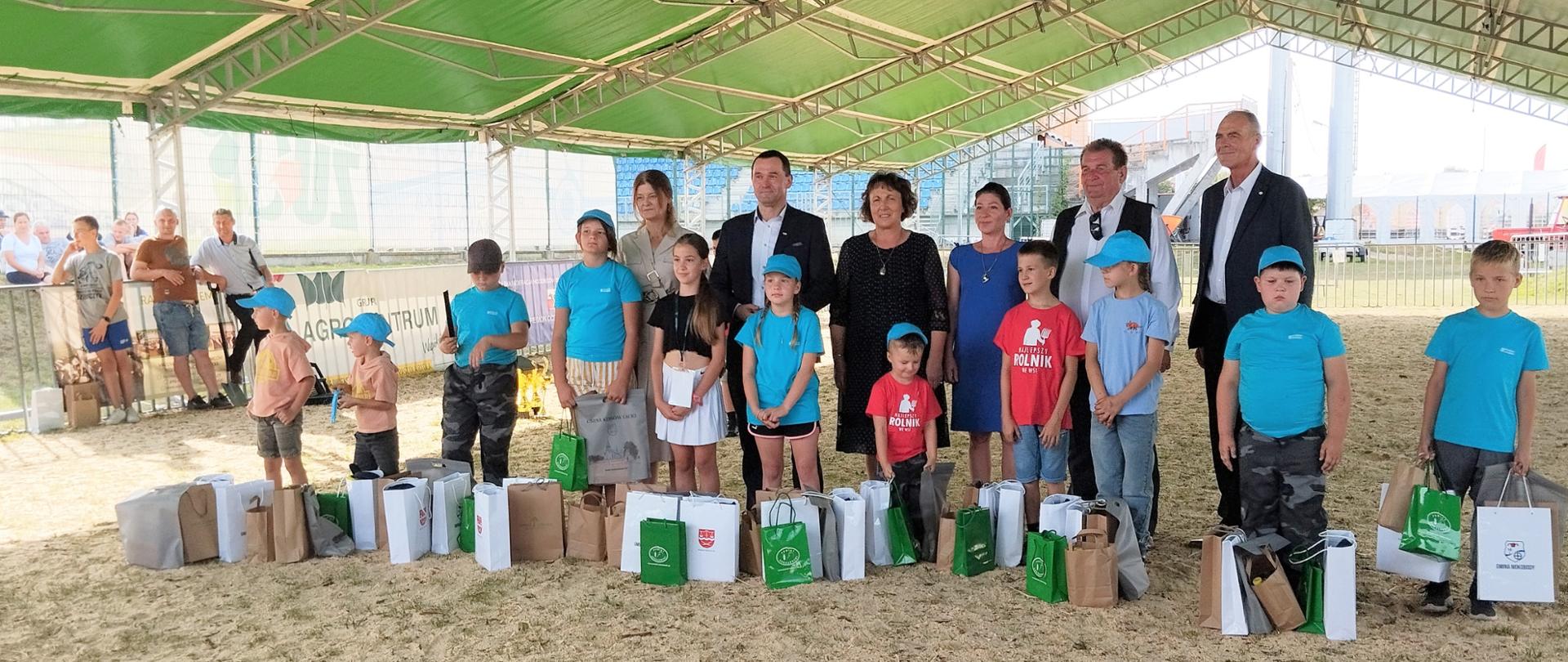 Na zdjęciu starosta oraz wicestarosta po wręczeniu nagród dzieciom, które brały udział w konkursie "Młody Hodowca" podczas Dni z Doradztwem Rolniczym 2023 w Siedlcach.