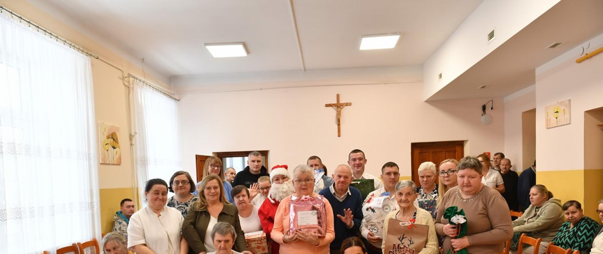 Święty Mikołaj z wizytą w Domu Pomocy Społecznej „Cichy Zakątek” w Końskich