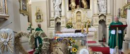 Widok ołtarza z wieńcami