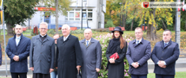 na zdjęciu przed pomnikiem Jana Pawła II w Zambrowie znajduje się delegacja powiatu zambrowskiego i miasta Zambrów