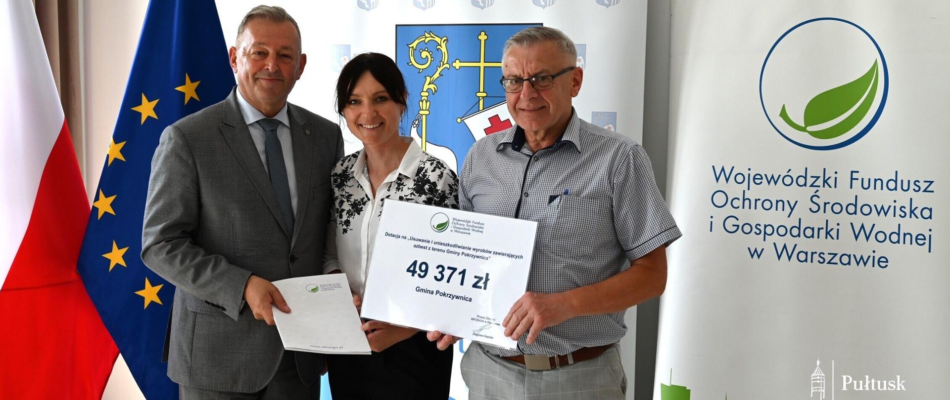 Zdjęcie przedstawia moment przekazania umowy dotacji przez Pana Zbigniewa Deptułę Prezesa Zarządu WFOSiGW reprezentantom Gminy Pokrzywnica Panu Wójtowi Adamowi Dariuszowi Rachuba i Pani Skarbnik Magdalenie Lusa