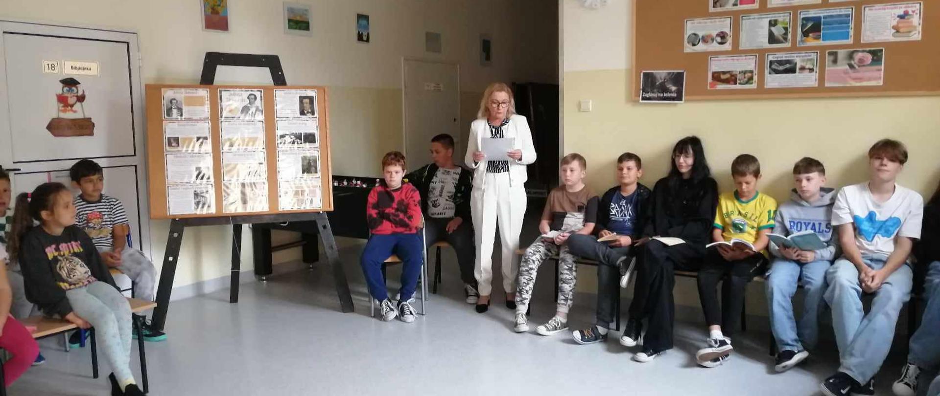 Uczniowie szkoły podczas akcji Narodowe Czytanie